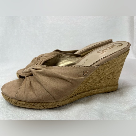 Circus by Sam Eldemen, butter soft suede cushioned wedge - Picture 2 of 6